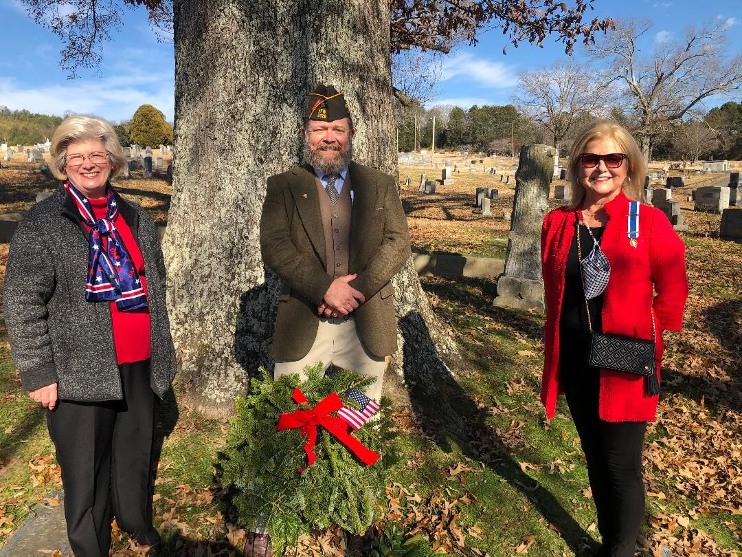 DAR participates in Wreaths Across America